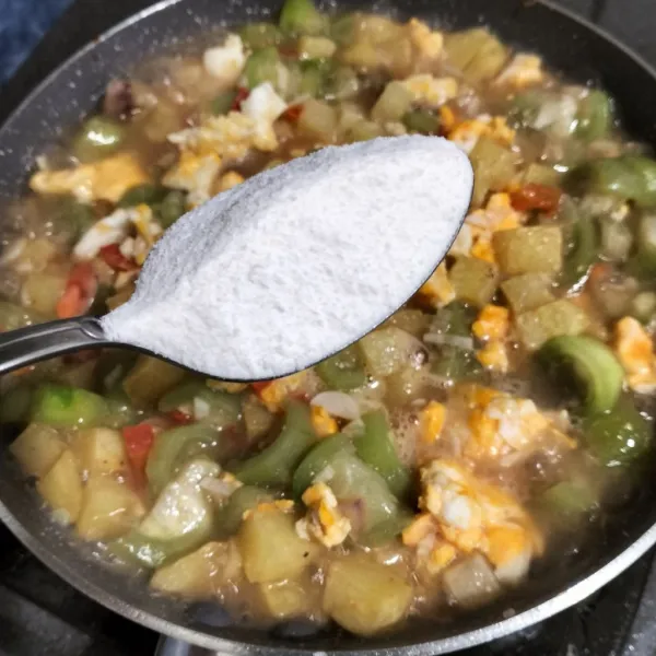 Masukkan krimer. Aduk. Masukkan garam, gula pasir, penyedap dan garam. Aduk, tes rasa