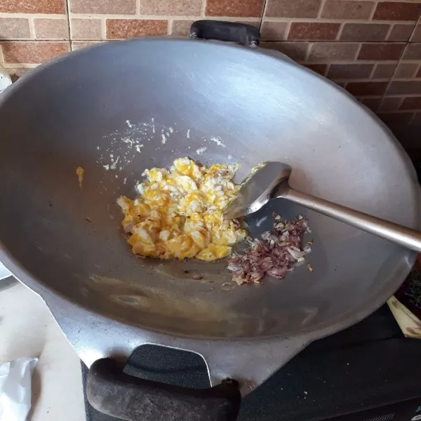 Goreng telur dan orak - arik.