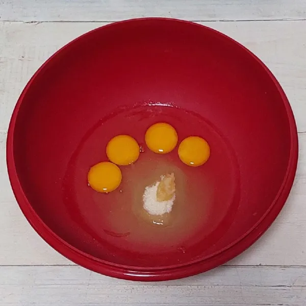 Campur jadi satu telur, sp, gula, garam. Mixer hingga mengembang, putih dan kental