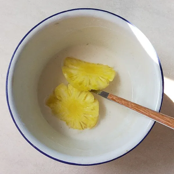Celupkan nanas kedalam adonan tepung sampai rata.