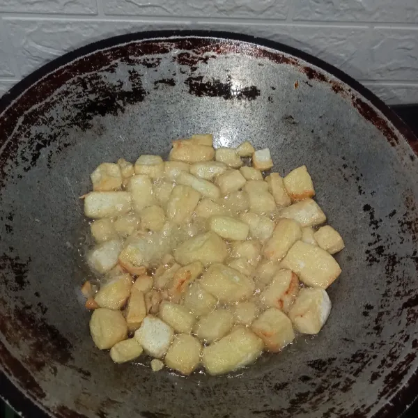 Potong dadu tahu kemudian goreng hingga berkulit dan kering