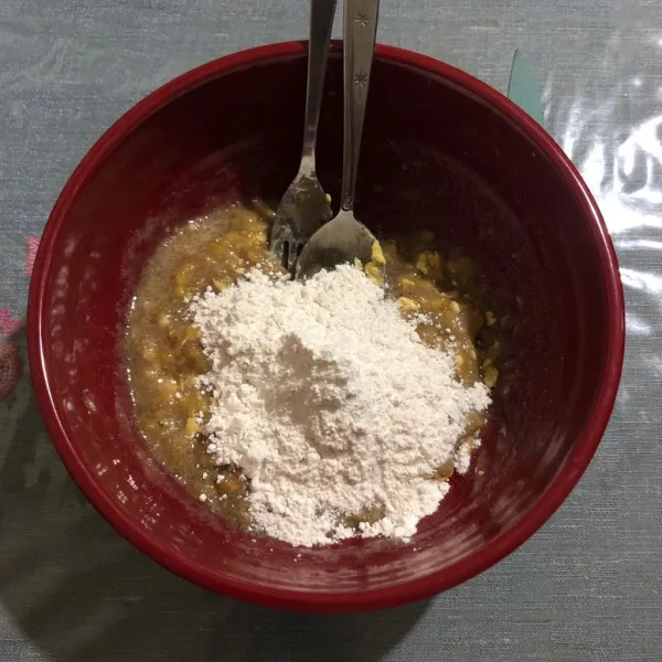 Tambahkan tepung pisang secara perlahan lalu aduk hingga rata.
