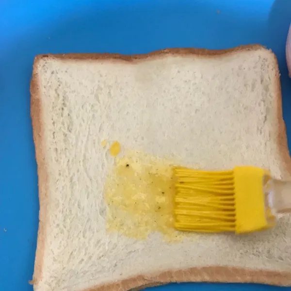 Olesi roti dengan kocokan telur