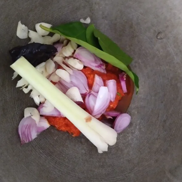 Masukkan ke dalam wajan cabe giling, daun jeruk, daun salam, sereh, bawang merah, bawang putih dan asam kandis