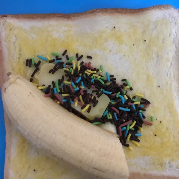 Beri pisang, keju mozarella dan meses. Lalu lipat
