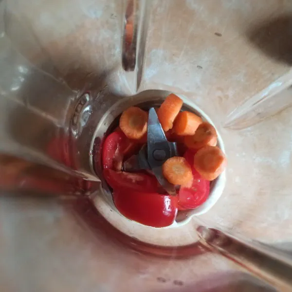 Potong-potong wortel dan tomat kemudian masukkan ke dalam blender.