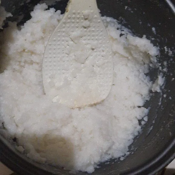Siapkan nasi buras.