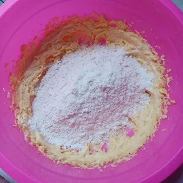 Masukkan terigu serta maizena lalu aduk rata.