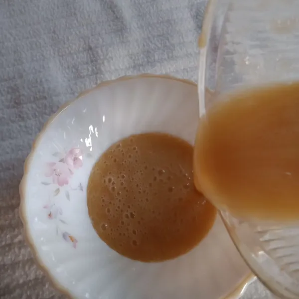 Tuang smoothies ke dalam mangkuk, beri potong melon, selasih, remahan wafer sajikan, bila ingin di sajikan dingin tambahkan es batu/masuk kan ke dalam kulkas terlebih dahulu.