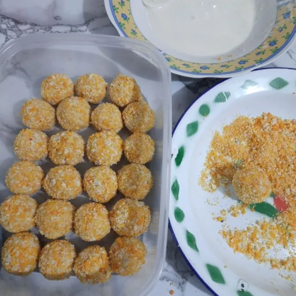 Bentuk bulat, gulingkan ke bahan balutan, masukan ke tepung panir.Goreng hingga kuning ke emasan.