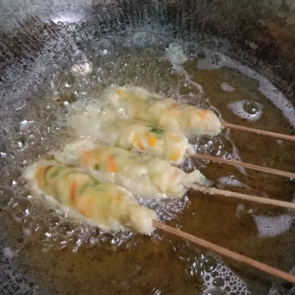 Goreng sampai kecoklatan. Jangan lupa dibolak balik ya.. Angkat jika sudah matang. Sajikan dengan cocolan saos tomat atau saos sambal.