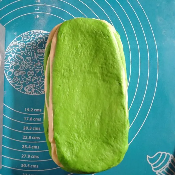 Dimulai dengan menggilas warna putih, memanjang seukuran loyang roti tawar ukuran 20x10x10. Lanjutkan dengan adonan hijau. Kemudian tumpuk selang-seling sampai habis.