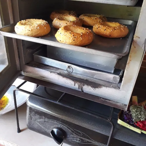 Panggang dalam ovenbyang sudah dipanaskan gunakan api sedang hingga matang.