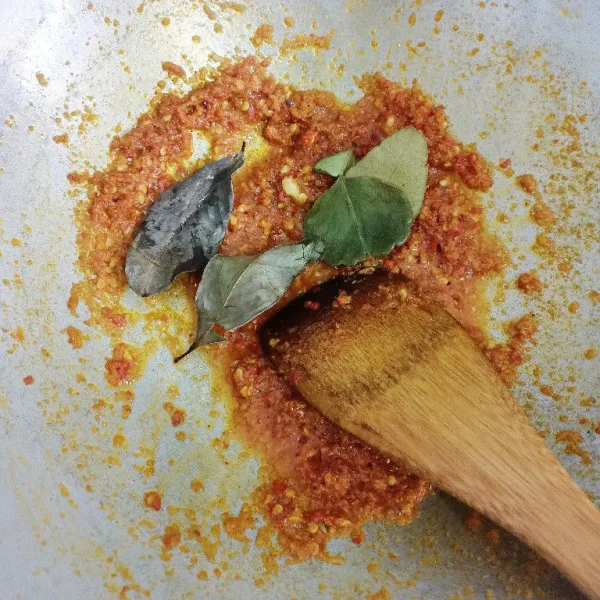 Tumis bumbu halus hingga matang