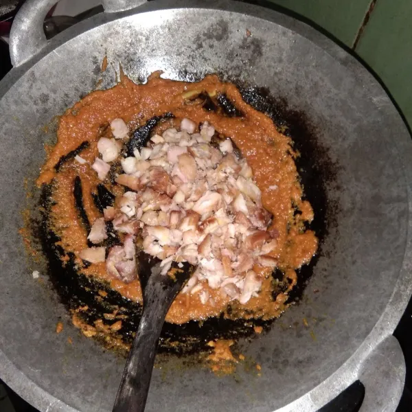 Masukan suwir tuna. Aduk rata, masak hingga bumbu menyerap. Tes rasa, bila sudah pas, matikan api. Sisihkan