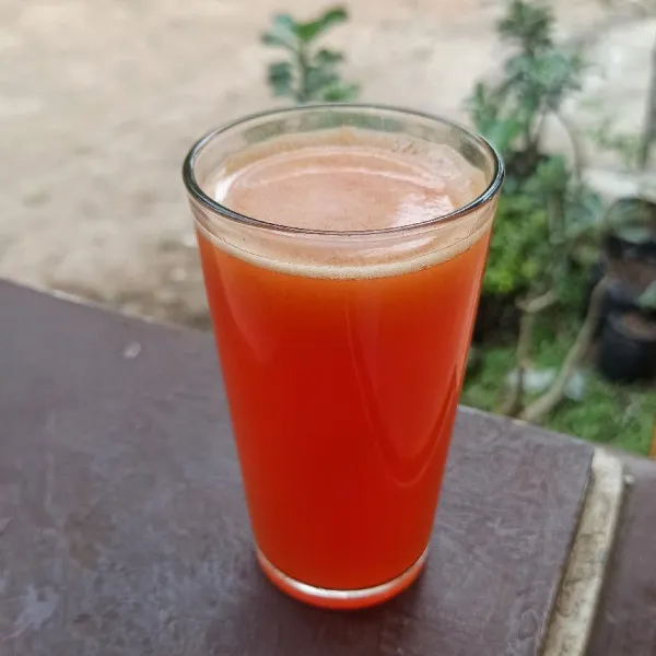 Saring, masukkan ke dalam gelas dan sajikan.