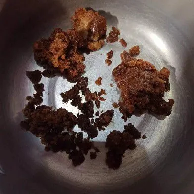 Letakkan gula merah di panci, masukkan 200 ml air. Beri gula pasir,  masak hingga gula larut, saring