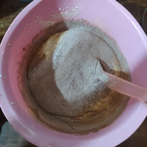 Masukkan campuran terigu dengan cara diayak. Aduk rata.