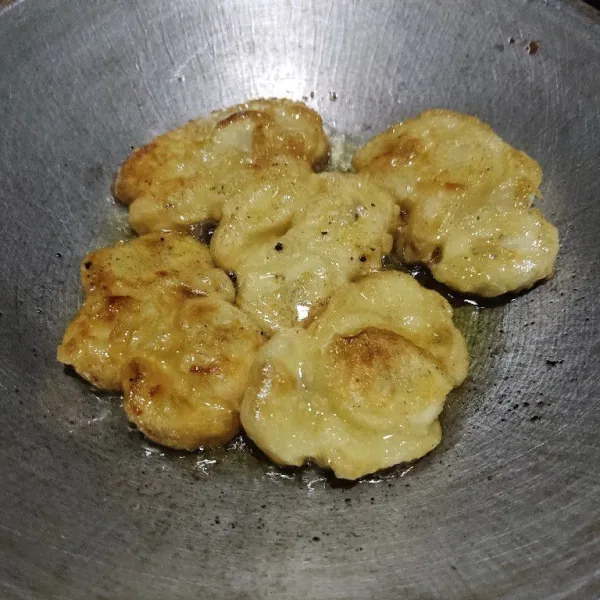 Panaskan minyak lalu goreng hingga ke emasan, angkat dan sajikan hangat.
