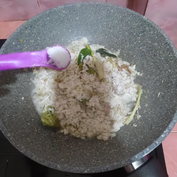 Masukkan ayam suwir, tambahkan air kaldu. Tuang santan, bumbui garam, lada, kaldu bubuk dan gula. Oseng-oseng sampai air menyusut. Setelah agak kering, koreksi rasa.