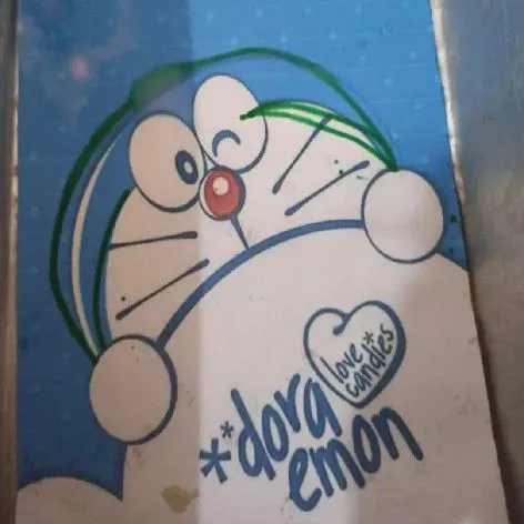 Olesi loyang dengan margarin. Beri jiplakan kertas (pakai HVS), lalu timpa dengan kertas roti kemudian beri olesan margarin tipis saja