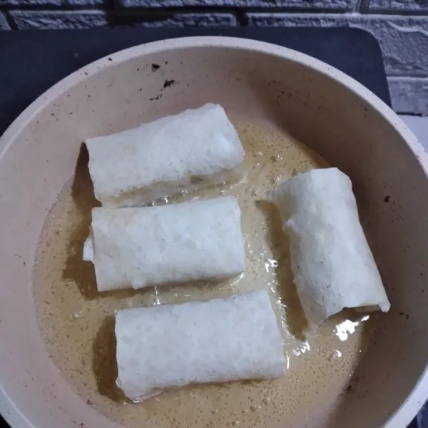 Goreng dalam minyak panas, sajikan dengan saos sambal atau mayones.