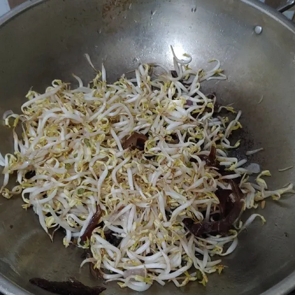 Masukan toge aduk rata.