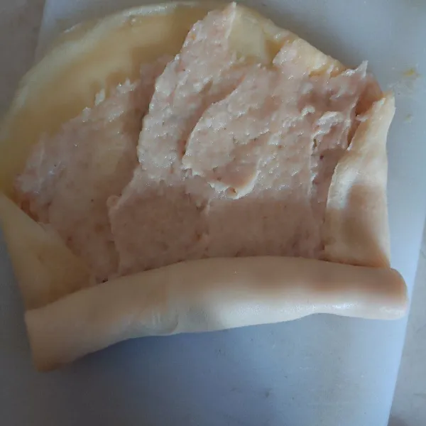 Ambil 1 kulit rolade. Beri sekitar 100 gram adonan, ratakan keseluruhan bagian kulit rolade.
