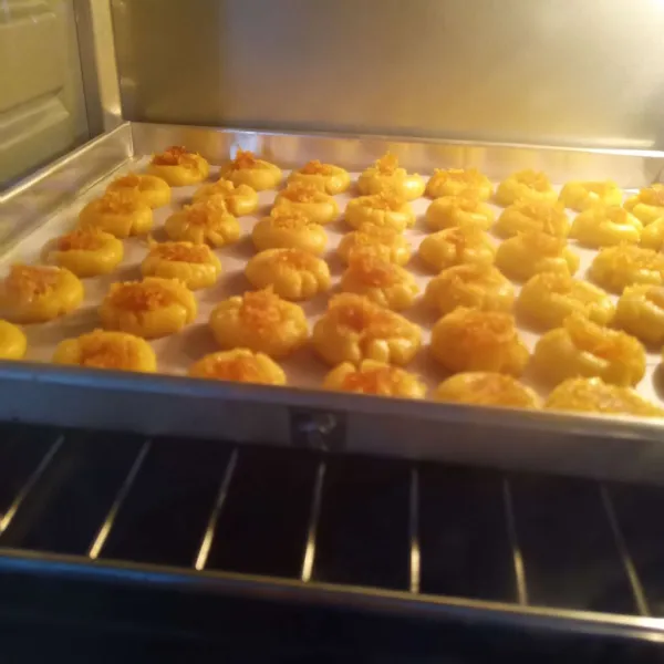 Oven 25 menit dengan suhu 150 derajat hingga matang.