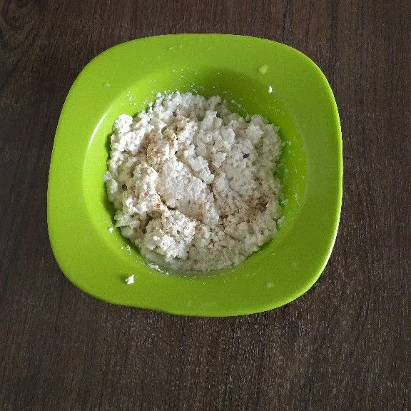 Haluskan tahu dan tambahkan oatmeal, bawang putih.