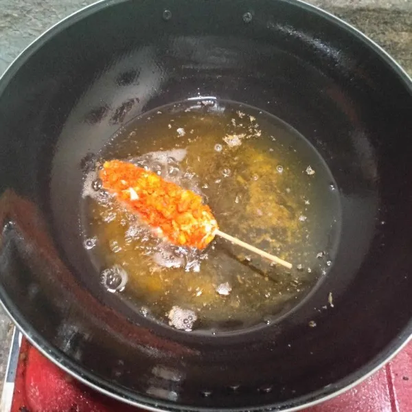 Siapkan minyak panas lalu goreng corndog hingga berwarna kecoklatan. Sajikan bersama saus pedas dan mayonise.
