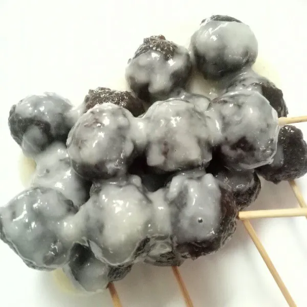 Tata dango dipiring lalu siram dengan saus keju&siap untuk dinikmati
