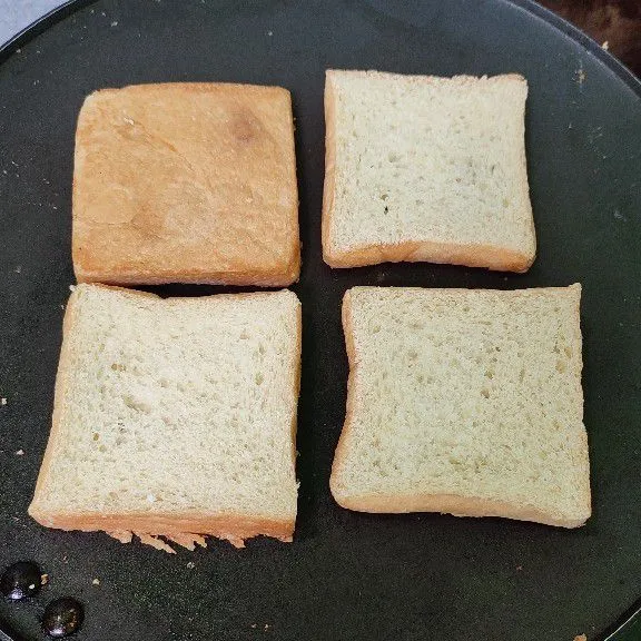 Panggang roti tawar dengan margarin/minyak.