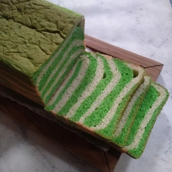 Setelah benar-benar dingin dengan catatan prosesnya harus tertutup agar udara luar tidak masuk ke roti yang menjadikan keras. Baru bisa dipotong. Simpan di plastik rapat.