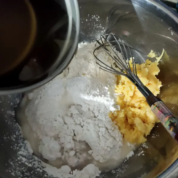 Campur tepung beras, terigu dan tape yg sudah di haluskan, tuang air gula tadi aduk hingga merata