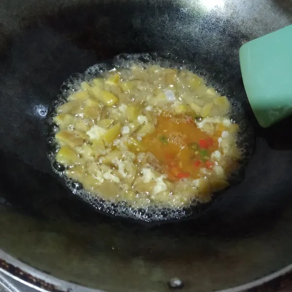 Langsung masukkan kocokan telur ke dlm jengkol