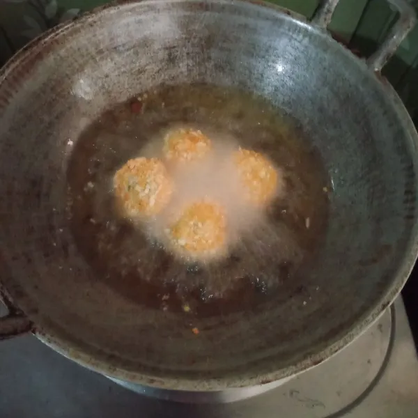 Panaskan minyak, goreng hingga kuning kecoklatan. Angkat dan tiriskan, sajikan bersama mayonaise dan saus sambal.