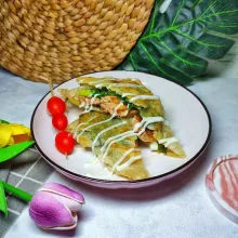 Belah 2 lumpia, tata diatas piring saji, lalu beri mayonnaise diatasnya. Kemudian sajikan.
