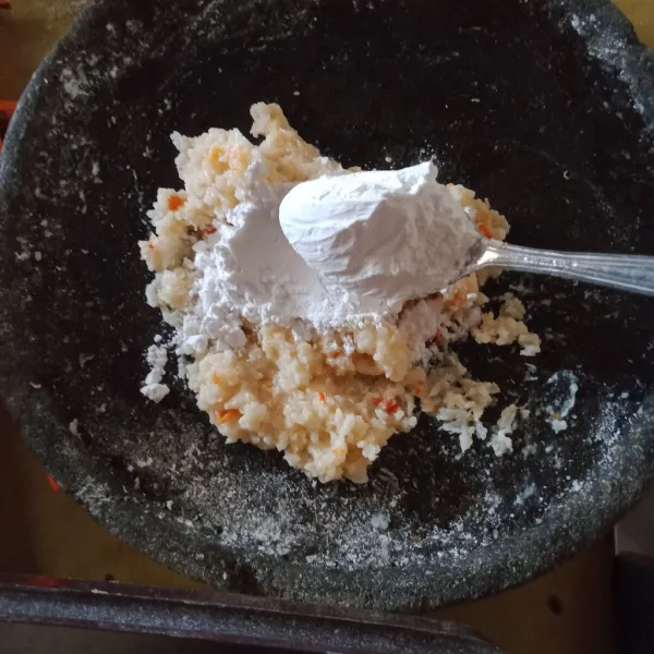 Masukkan tepung.