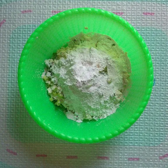 Tambahkan tepung tapioka, tepung maizena, tepung beras,kaldu bubuk, garam, lada bubuk, daun bawang dan daun seledri iris.