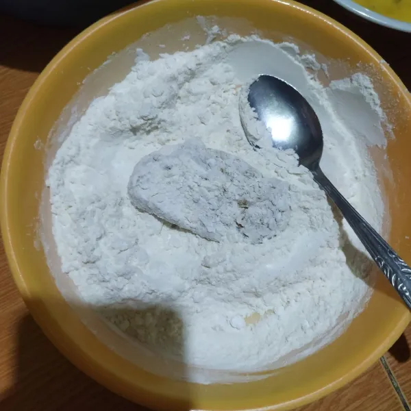 Masukkan ayam ke dalam bahan pelapis.