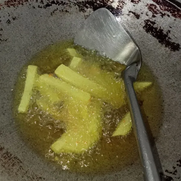 Potong korek kentang, kemudian goreng hingga kuning keemasan, tiriskan