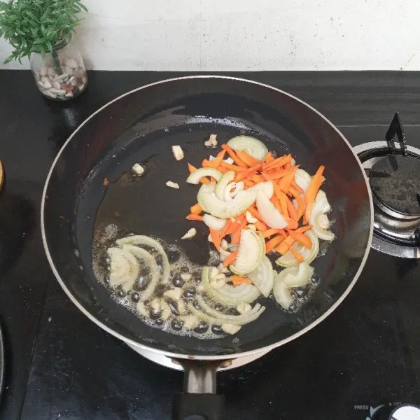 Panaskan 2 sdm minyak, tumis bawang putih, bawang bombay dan wortel hingga layu