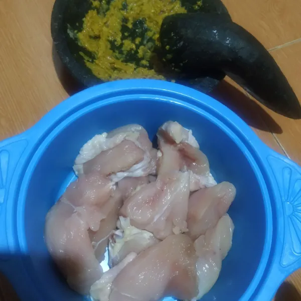 Cuci bersih ayam dan potong-potong. Siapkan juga bumbu halusnya.