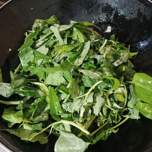 Masukkan kangkung. Aduk rata.