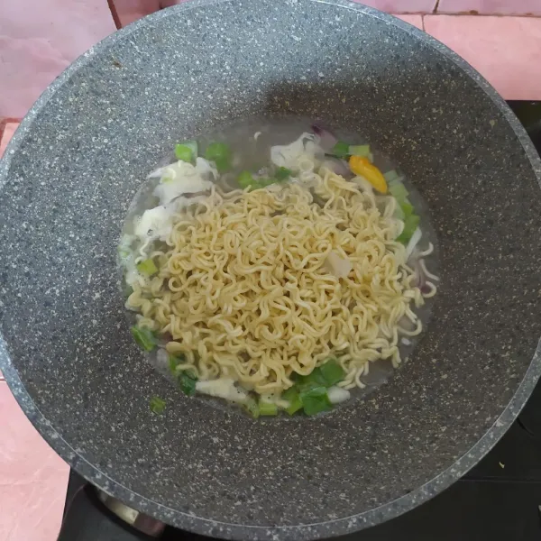 Masukkan kol dan mie, bumbui lada, kaldu bubuk, garam dan gula pasir.