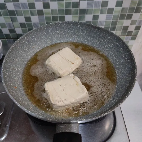 Goreng tahu hingga berkulit, lalu sisihkan.