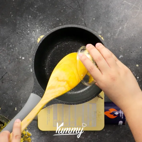 Siapkan pan dan masukkan margarin, madu, dan saus sambal. Masukkan ayam, masak sebentar dan sisihkan.