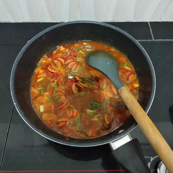 Masak hingga matang. Lalu taburi daun bawang dan angkat.
