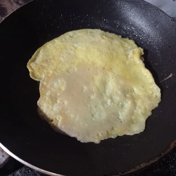 Lalu panaskan sedikit minyak, goreng sampai kedua sisi matang, angkat lalu potong memanjang